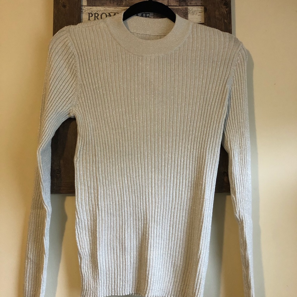 Woman’s Ribbed Top - Picture 6 of 6